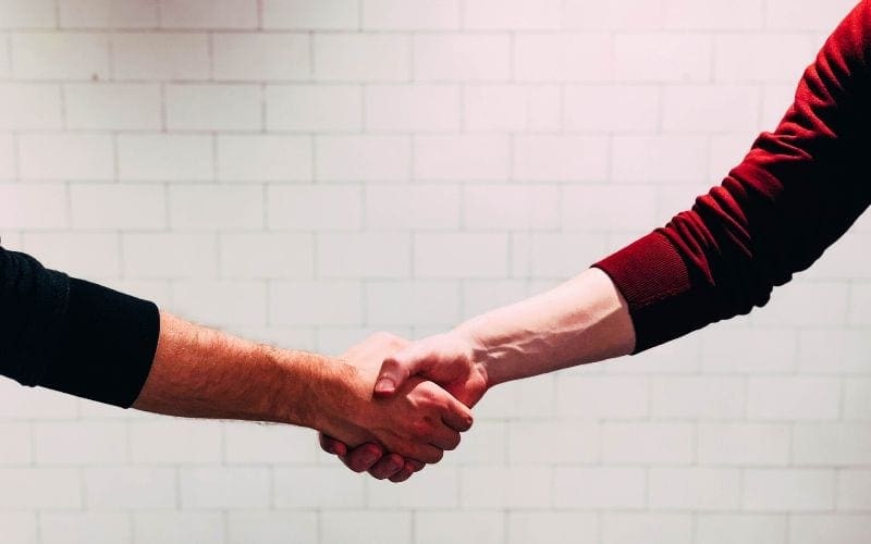 Men shaking hands to make a good impression
