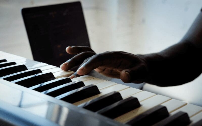 hand playing piano